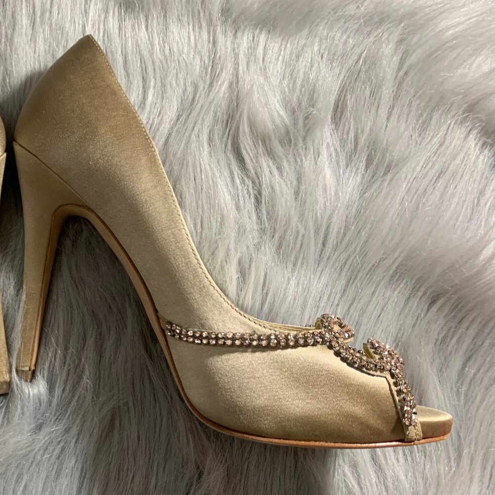 Satin dress shoe